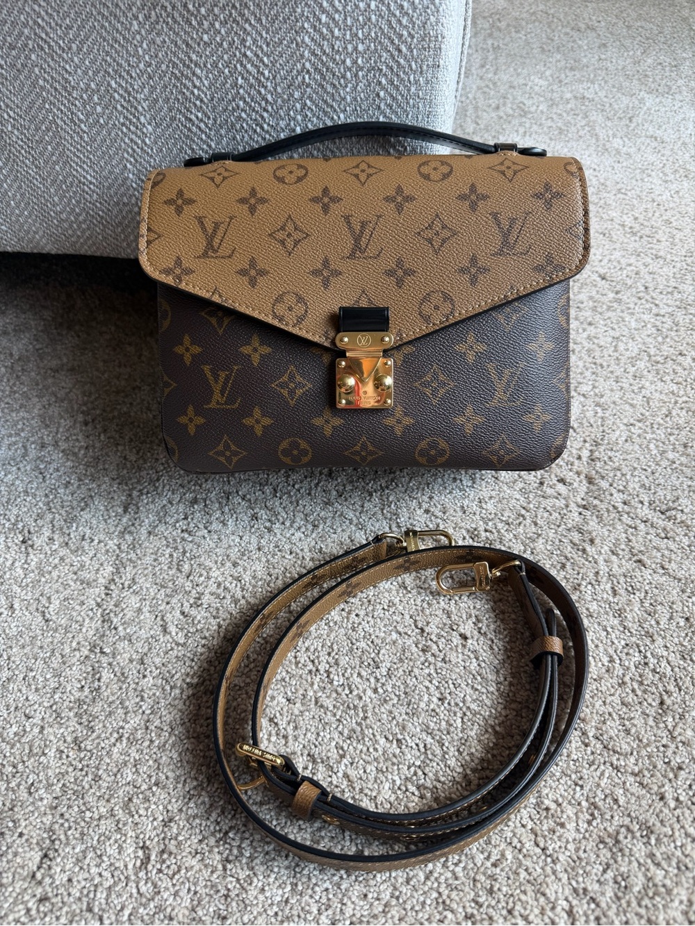 Louis Vuitton Pochette Métis Monogram Reverse M44876 | Excellent Condition